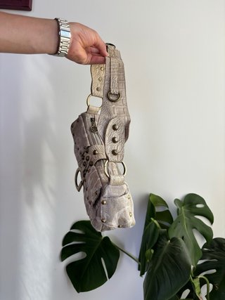 Bolso vintage de hombro detalles metalicos dorados