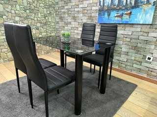 Mesa  negra con 4 sillas