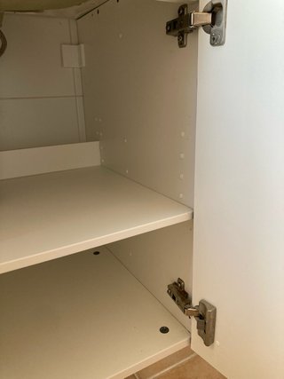 Mueble de baño azul con lavabo blanco