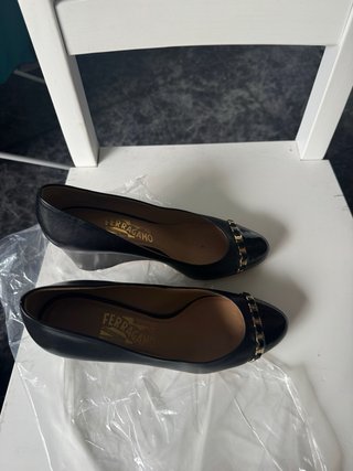 Zapatos de cuña Ferragamo negros