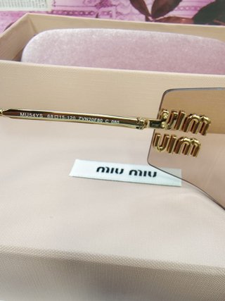Gafas de sol Miu Miu marrones y doradas