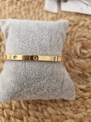 Pulsera dorada con números romanos