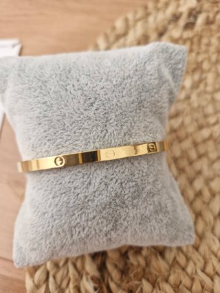 Pulsera dorada con números romanos