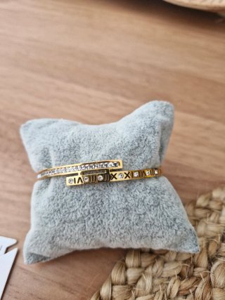 Pulsera dorada con números romanos