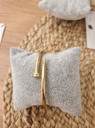 Pulsera dorada con números romanos