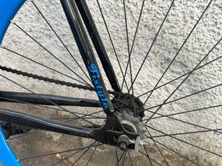 Bicicleta Fixie Fixtyle negra y azul