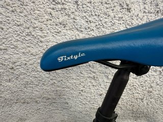 Bicicleta Fixie Fixtyle negra y azul