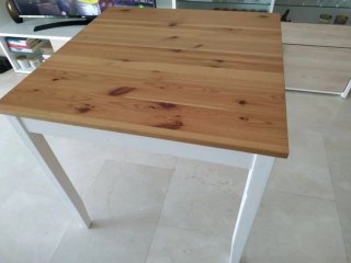 Mesa de madera con patas blancas