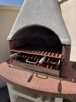 Barbacoa de obra exterior poco uso