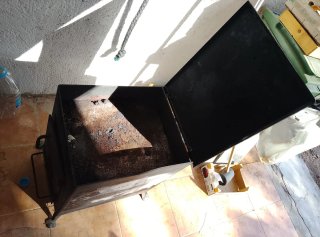 Chimenea con horno de leña fabricado en hierro.