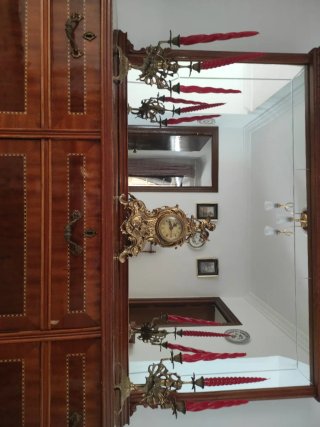 Reloj de bronce y candelabros a juego