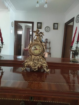 Reloj de bronce y candelabros a juego