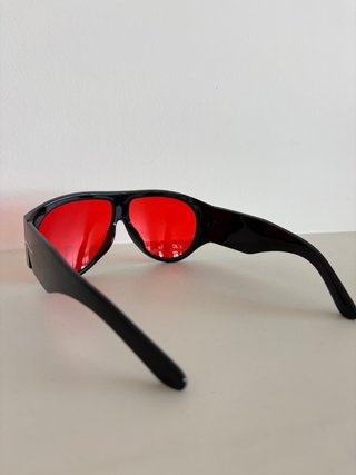 Gafas de sol aviador negras y rojas
