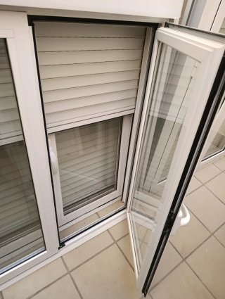 4 Ventanas Aluminio Blancas con persianas.