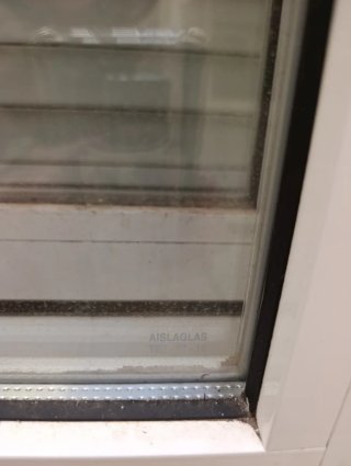 4 Ventanas Aluminio Blancas con persianas.