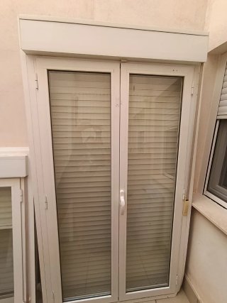 4 Ventanas Aluminio Blancas con persianas.
