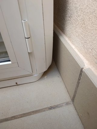 4 Ventanas Aluminio Blancas con persianas.