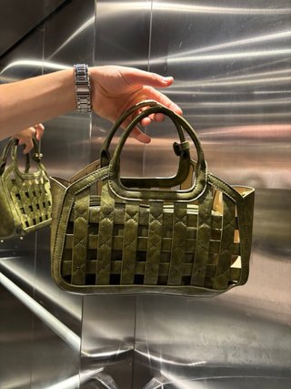 Bolso de mano retro con diseño trenzado verdeoliva