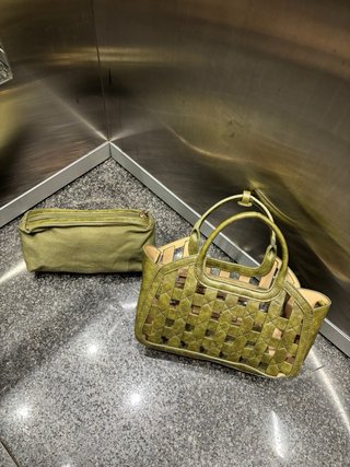 Bolso de mano retro con diseño trenzado verdeoliva