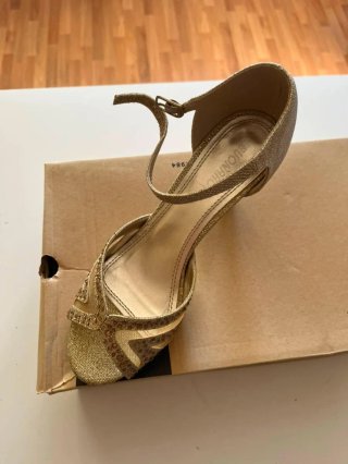 Zapato de tacón dorado brillante
