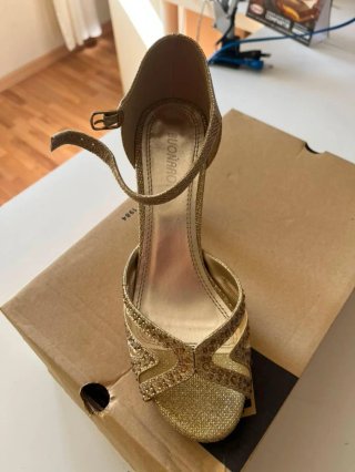 Zapato de tacón dorado brillante