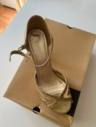 Zapato de tacón dorado brillante