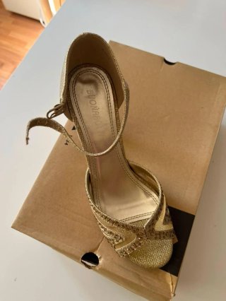 Zapato de tacón dorado brillante