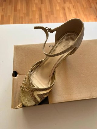 Zapato de tacón dorado brillante