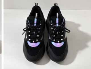Zapatillas negras con detalles multicolor