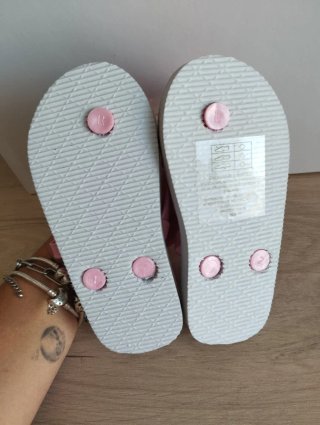 Chanclas infantiles Primark con pompón rosa