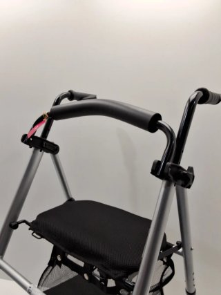 Andador PMR con asiento y cesta