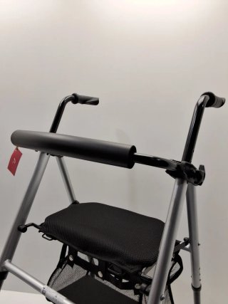 Andador PMR con asiento y cesta