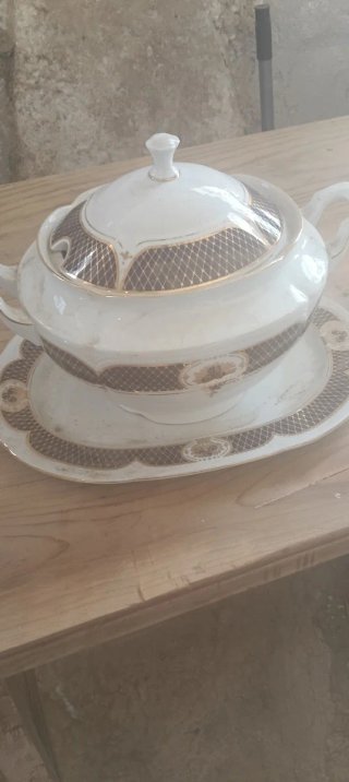 Sopera vintage con bandeja porcelana