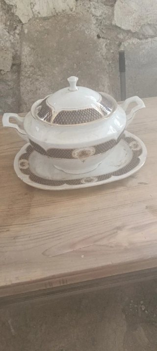 Sopera vintage con bandeja porcelana
