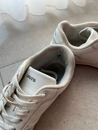 Zapatillas Levi's blancas