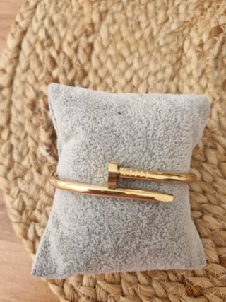 Pulsera estilo clavo dorado