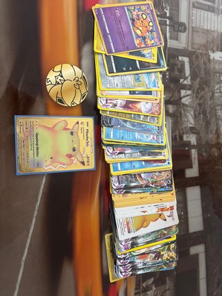100 Cartas Pokémon + 1 Carta Dorada Especial
