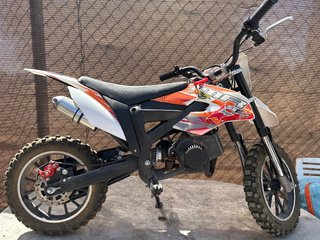 Pit bike infantil naranja y blanca gasolina