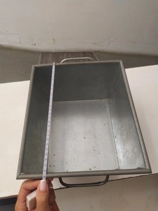Caja de metal con asas