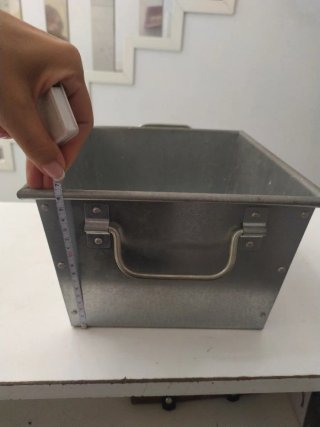 Caja de metal con asas