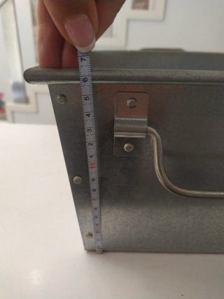 Caja de metal con asas