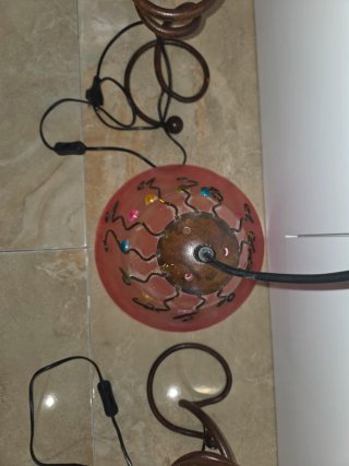 Lámpara techo y mesillas rosa