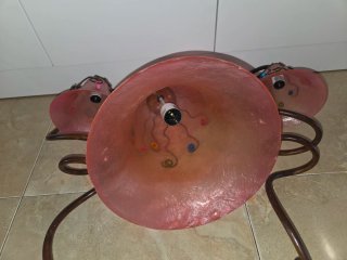Lámpara techo y mesillas rosa