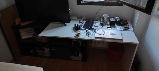 Mesa de escritorio blanca y negra