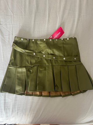 Falda verde con tachuelas
