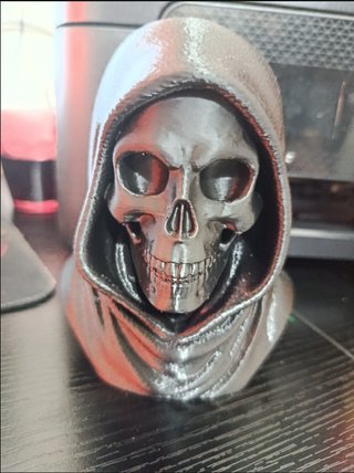 Scultura teschio con cappuccio