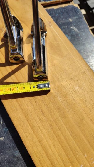 Supporti metallici per scaffalature.