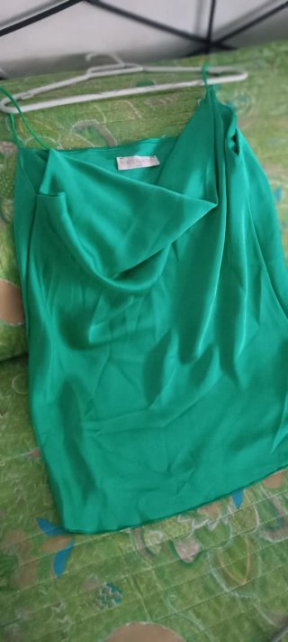 Camiseta tirantes cuello vuelto verde
