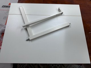 Mesa plegable de pared blanca