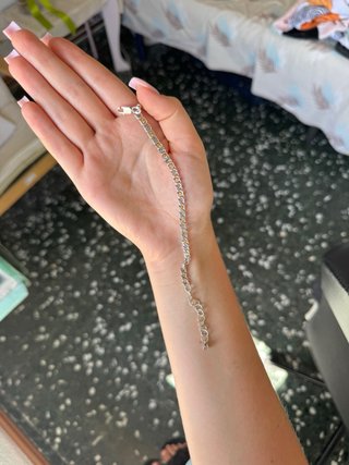 Pulsera de plata con detalles amarillos